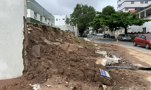 
                                        
                                            Após um ano e meio da reforma, muro do Hospital das Clínicas desaba em Campina Grande
                                        
                                        