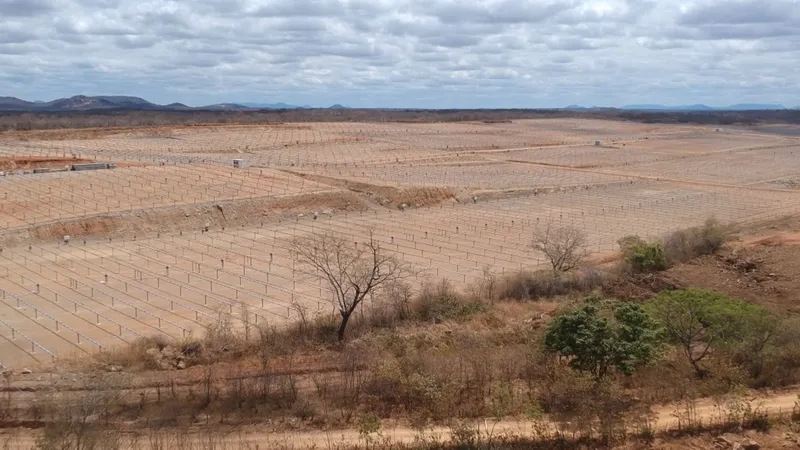 Pesquisadores relatam impactos socioambientais das grandes usinas solares e parques eólicos na Paraíba