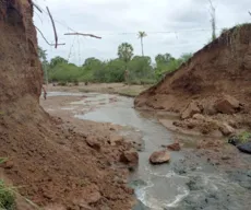 Parede de açude desaba após fortes chuvas em Cajazeiras e deixa ruas alagadas