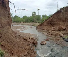 Parede de açude desaba após fortes chuvas em Cajazeiras e deixa ruas alagadas