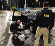 Casal é preso com duas pistolas e quase 2 kg de cocaína escondidos em veículo no Sertão da Paraíba