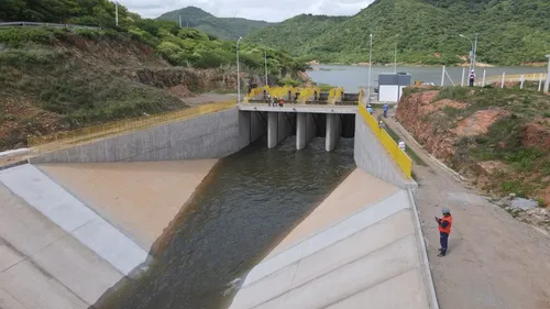 
				
					Após três meses da inauguração do último trecho, água da Transposição chega a Engenheiro Ávidos
				
				