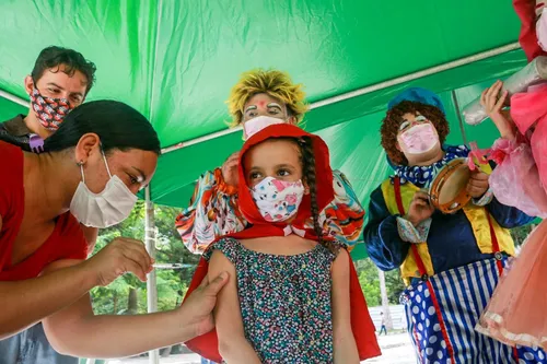 
				
					Consórcio Nordeste cobra 'urgência' a Queiroga na compra de CoronaVac para crianças e adolescentes
				
				