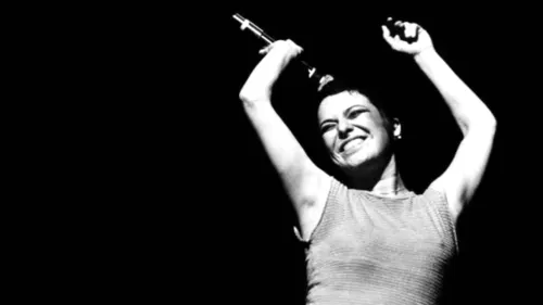 
				
					Elis Regina morreu há 40 anos. Nara Leão nasceu  há 80 anos
				
				