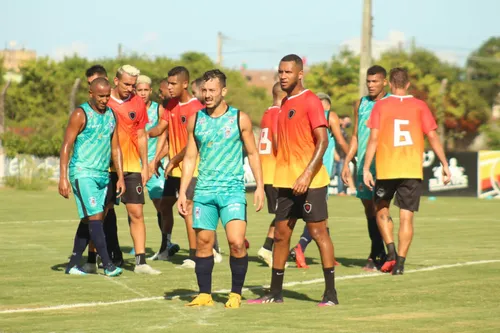 
				
					Gerson Gusmão avalia derrota do Botafogo-PB para o CSP em amistoso: "A equipe sentiu um pouco a parte física"
				
				