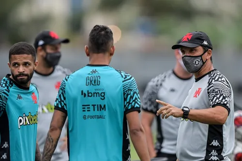 
				
					Mazinho sofre com momento do Vasco, mas aposta na redenção do clube com o apoio da torcida
				
				