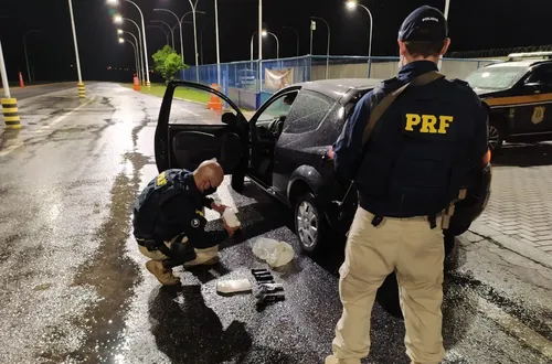 
				
					Casal é preso com duas pistolas e quase 2 kg de cocaína escondidos em veículo no Sertão da Paraíba
				
				