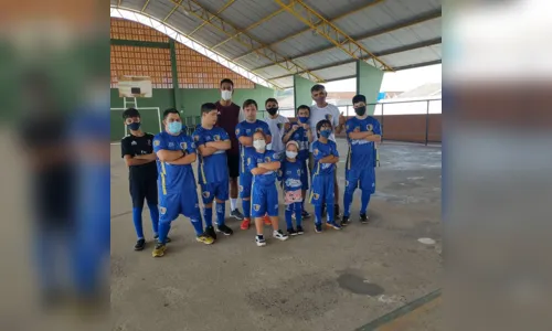 
				
					Para ajudar o filho com síndrome de Down, comerciante funda equipe de futsal
				
				