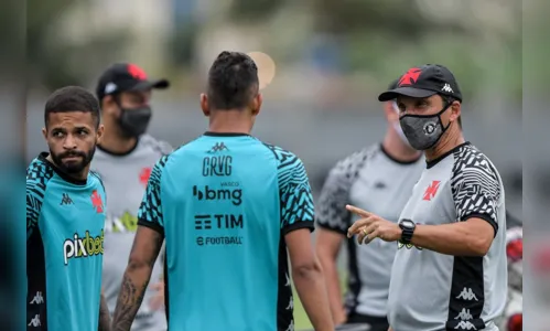 
				
					Mazinho sofre com momento do Vasco, mas aposta na redenção do clube com o apoio da torcida
				
				