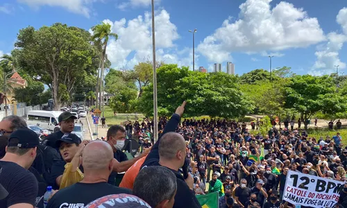 
                                        
                                            Policiais e bombeiros protestam contra Lei de Proteção aos Militares; representantes se reúnem com governador
                                        
                                        