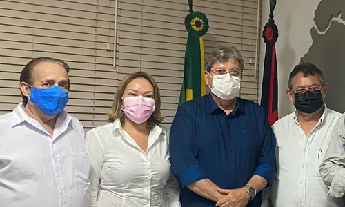 
                                        
                                            Ana Cláudia entrega cargo e João Azevêdo se reúne com staff de Romero Rodrigues
                                        
                                        