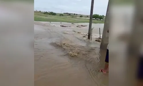 
				
					Parede de açude desaba após fortes chuvas em Cajazeiras e deixa ruas alagadas
				
				