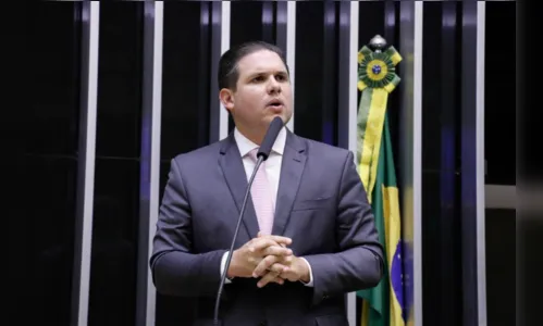 
				
					Após pressão de Hugo Motta, Bolsonaro diz que Flávia Arruda segue no governo
				
				