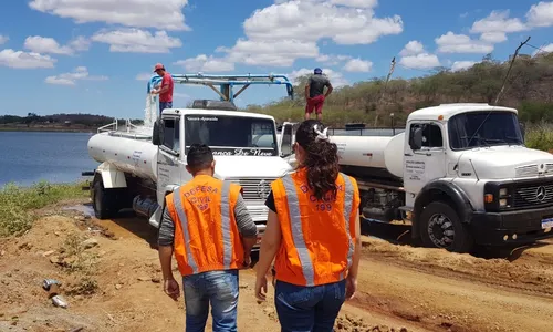 
                                        
                                            Distribuição de água potável em carro-pipa começa em Campina Grande
                                        
                                        