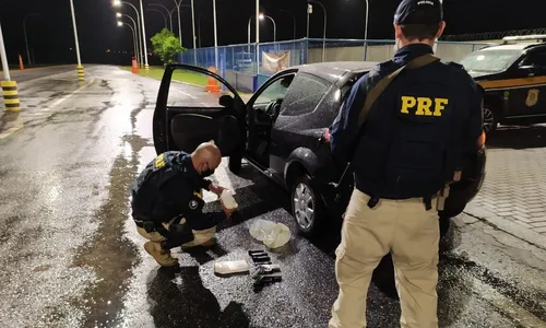 
                                        
                                            Casal é preso com duas pistolas e quase 2 kg de cocaína escondidos em veículo no Sertão da Paraíba
                                        
                                        