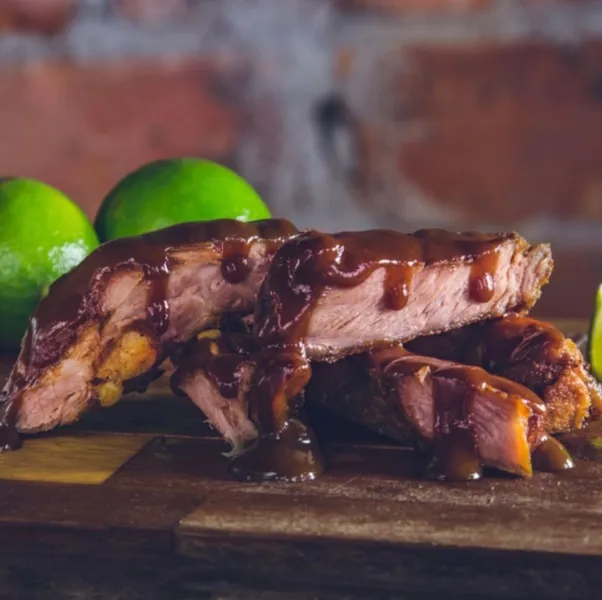 Porks, em João Pessoa, reúne pratos com carne suína e drinks em ambiente descolado