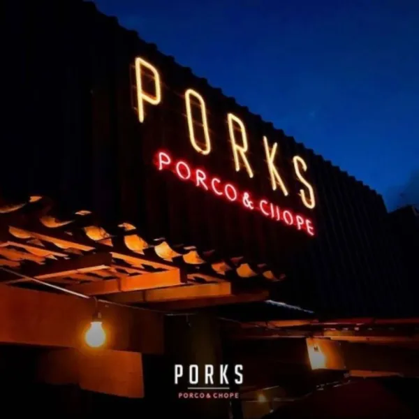Porks, em João Pessoa, reúne pratos com carne suína e drinks em ambiente descolado