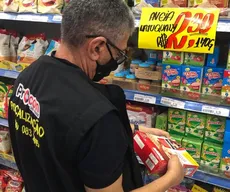 Supermercados são autuados por venderem produtos vencidos, em João Pessoa