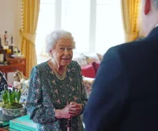 Rainha Elizabeth II do Reino Unido testa positivo para Covid-19, aos 95 anos