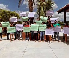 Alunos da UEPB fazem protesto por causa do adiamento das aulas presenciais, em Catolé do Rocha