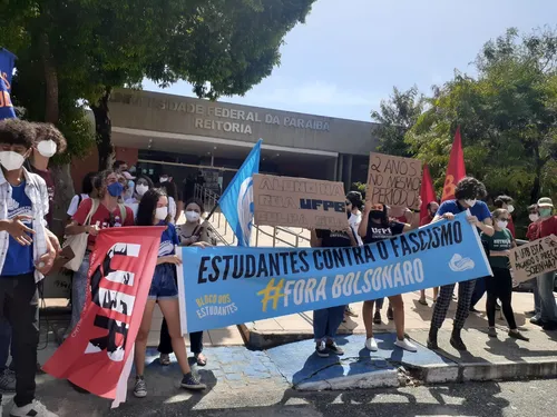 
				
					Reitor da UFPB lamenta que aluno 'tenha passado no curso de direito' durante protesto de estudantes
				
				