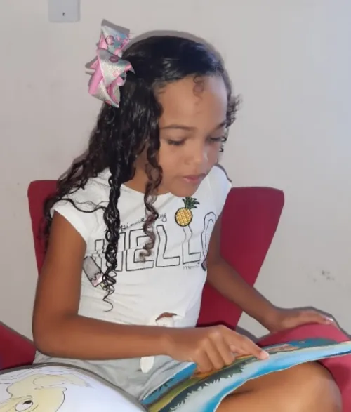 
				
					Com pandemia e escola interditada há 3 anos, mãe protesta e diz que filha não aprendeu a ler
				
				