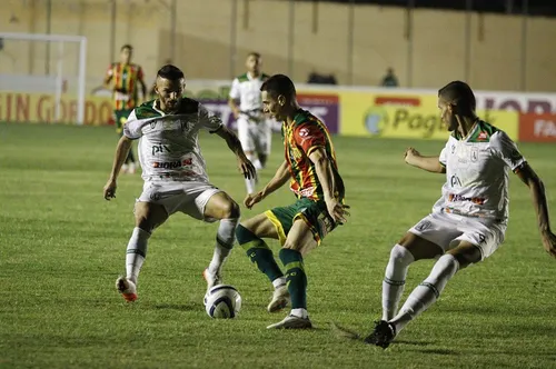 
				
					Melhor jogador do Sousa contra o Sampaio Corrêa, Iranilson celebra triunfo e dedica gol marcado à sogra
				
				