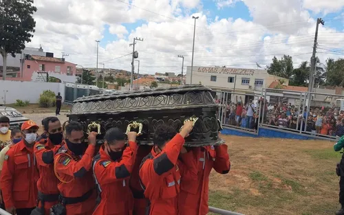 
				
					Corpo de Paulinha Abelha, da banda Calcinha Preta, é sepultado em Sergipe
				
				