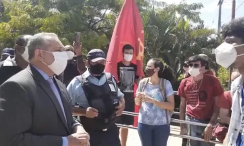 
                                        
                                            Reitor da UFPB lamenta que aluno 'tenha passado no curso de direito' durante protesto de estudantes
                                        
                                        