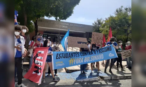 
				
					Reitor da UFPB lamenta que aluno 'tenha passado no curso de direito' durante protesto de estudantes
				
				