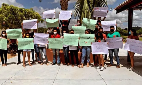 
                                        
                                            Alunos da UEPB fazem protesto por causa do adiamento das aulas presenciais, em Catolé do Rocha
                                        
                                        