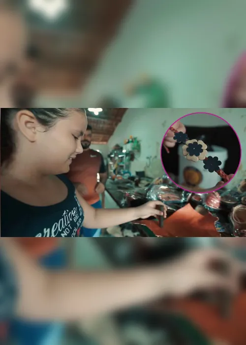 
                                        
                                            Educação financeira: criança aproveita restos de couro para vender pulseiras
                                        
                                        