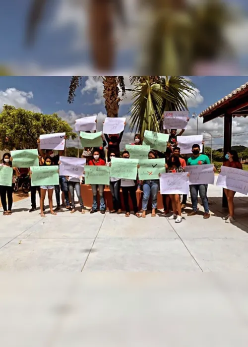 
                                        
                                            Alunos da UEPB fazem protesto por causa do adiamento das aulas presenciais, em Catolé do Rocha
                                        
                                        