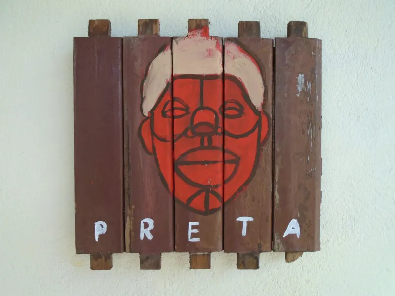 Conheça Guto Oca, artista plástico que faz pinturas em materiais encontrados nas ruas de João Pessoa