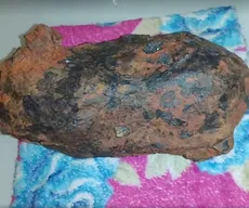 Entenda a história do primeiro meteorito achado na Paraíba, usado como enfeite de mesa no Sertão