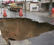 Cratera se abre em avenida de João Pessoa após chuvas e rompimento de tubulação