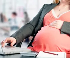 Bolsonaro sanciona lei que prevê retorno de grávidas ao trabalho presencial