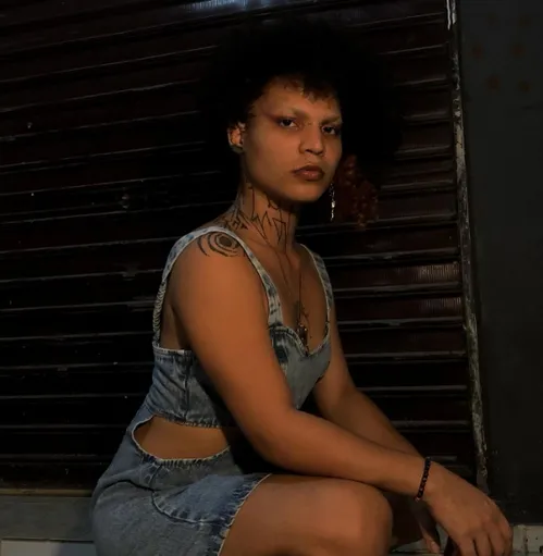 
				
					Berrando em linhas: Lama, poeta travesti que resiste em cada verso
				
				