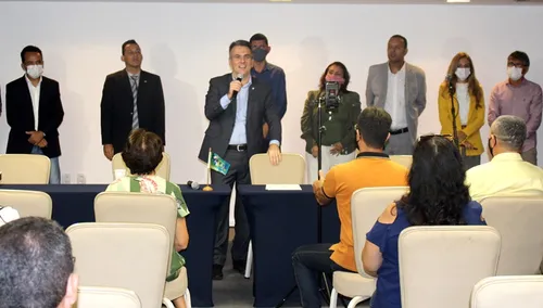 
				
					"Não cobiçarás a mulher do próximo", diz Queiroz sobre não ser o candidato de Bolsonaro ao Senado
				
				