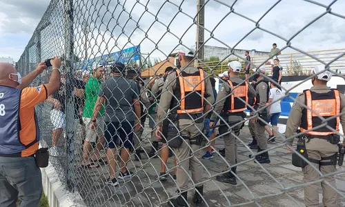 
                                        
                                            Confusão entre torcidas de Treze e Nacional de Patos acaba com tiro na arquibancada do PV
                                        
                                        