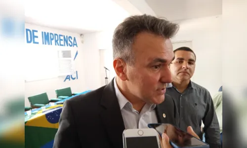 
				
					Pré-candidato ao Senado, Sérgio Queiroz diz que acionará polícia se eleitor tentar suborná-lo
				
				