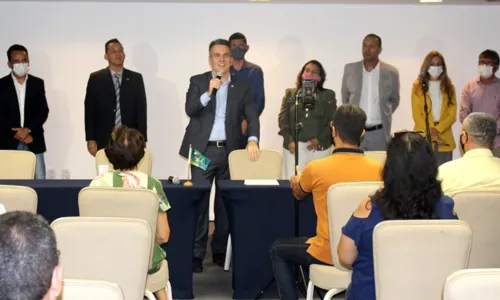
				
					"Não cobiçarás a mulher do próximo", diz Queiroz sobre não ser o candidato de Bolsonaro ao Senado
				
				