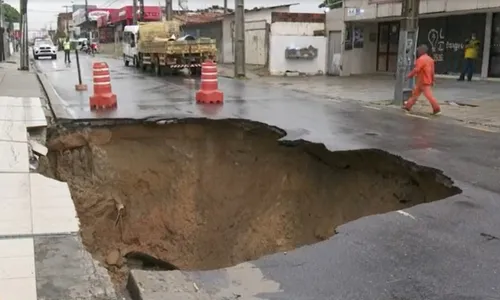 
                                        
                                            Cratera se abre em avenida de João Pessoa após chuvas e rompimento de tubulação
                                        
                                        