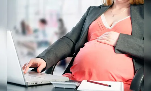 
				
					Bolsonaro sanciona lei que prevê retorno de grávidas ao trabalho presencial
				
				