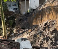 Defesa Civil interdita casas após desabamento de muro, em João Pessoa