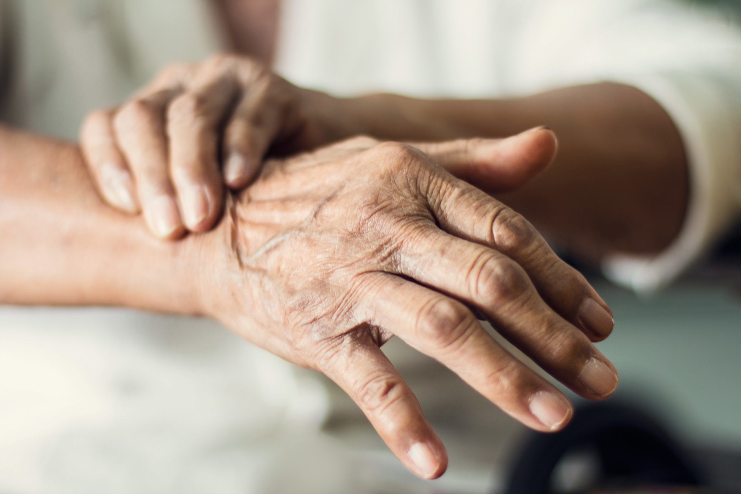 Dia de Conscientização de Parkinson: entenda a doença e a realidade de quem convive com ela