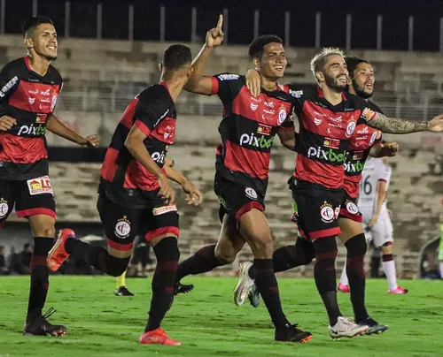 
				
					Hugo Freitas resolve, e Campinense vence Brasil de Pelotas pela Série C
				
				