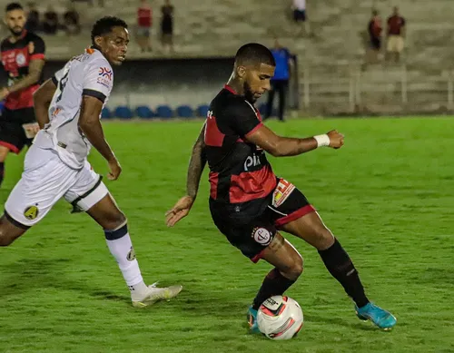 
				
					Campinense sai na frente, mas apenas empata com a Aparecidense pela Série C do Campeonato Brasileiro
				
				