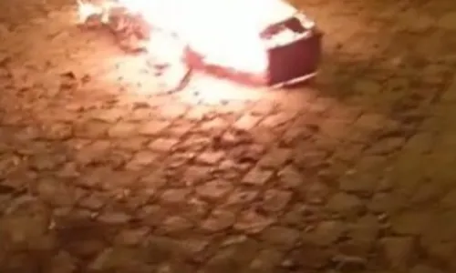 
				
					Homem rouba caixão e ateia fogo no objeto em frente a cemitério, em Teixeira
				
				