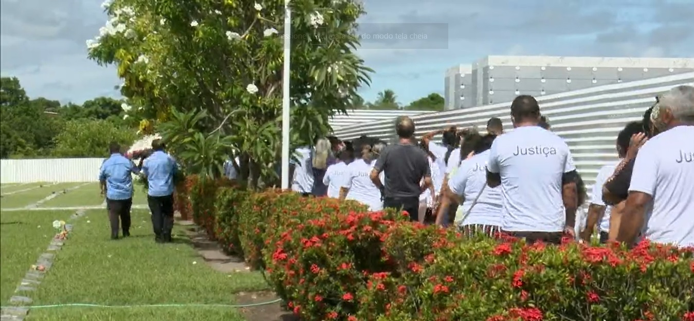 
                                        
                                            Corpo da adolescente Júlia dos Anjos é enterrado em João Pessoa
                                        
                                        